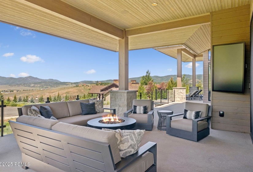 77_Deck-Area_1800x1200_4247200
