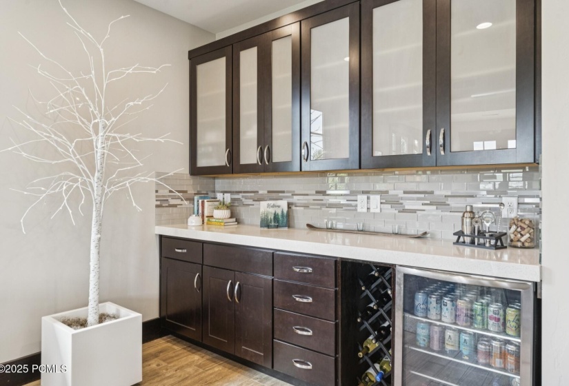 17_Kitchen-Dining_1800x1200_4259377