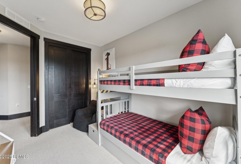 23_Bedroom_1800x1200_4259347