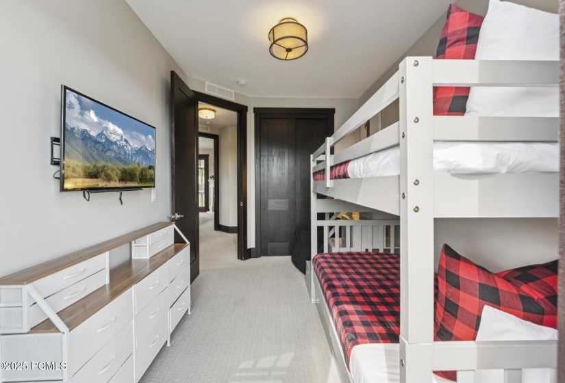 25_Bedroom_1800x1200_4259346