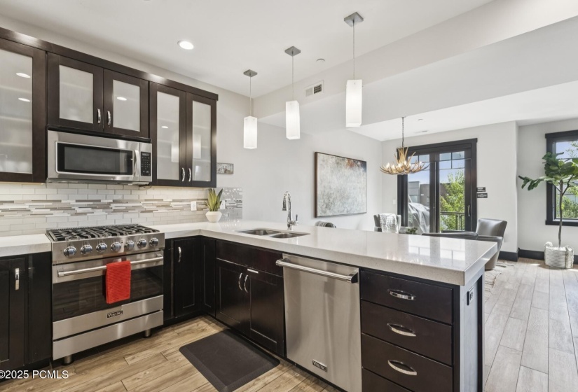 2_Kitchen-Dining_1800x1200_4259363