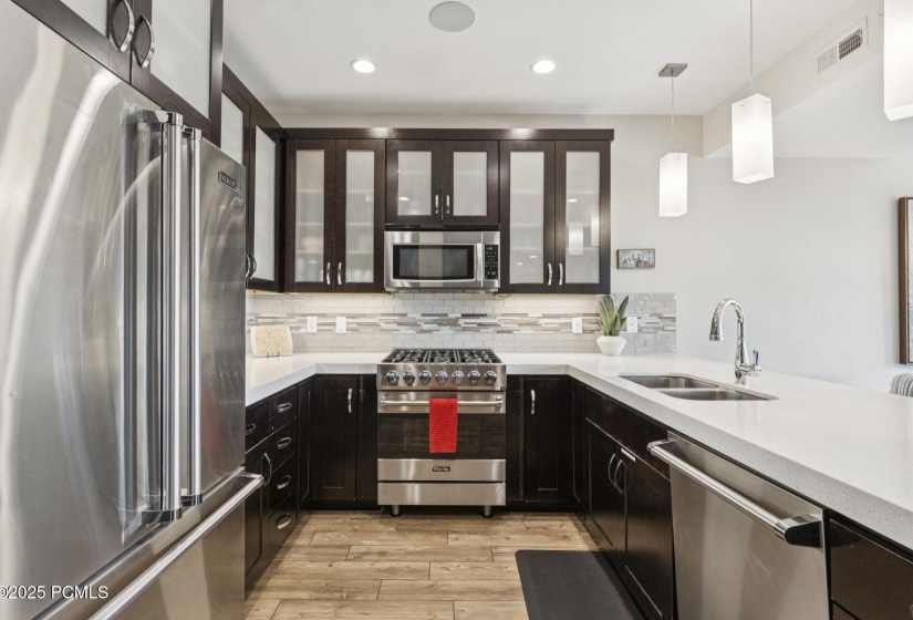 3_Kitchen-Dining_1800x1200_4259361