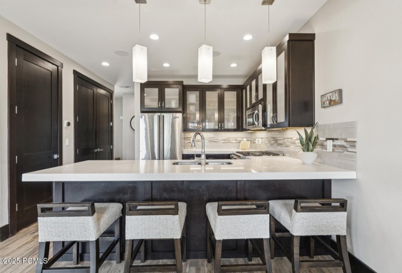 5_Kitchen-Dining_1800x1200_4259367