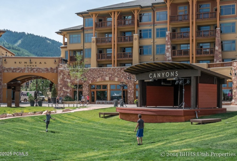 86_Canyons-Village_1800x1200_4259711