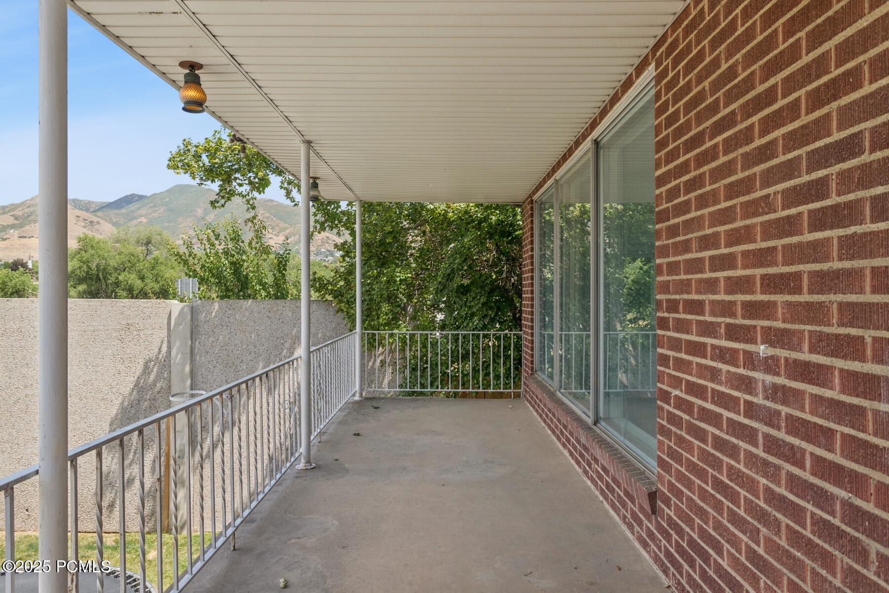 44_Upstairs-Balcony_1800x1200_4259237