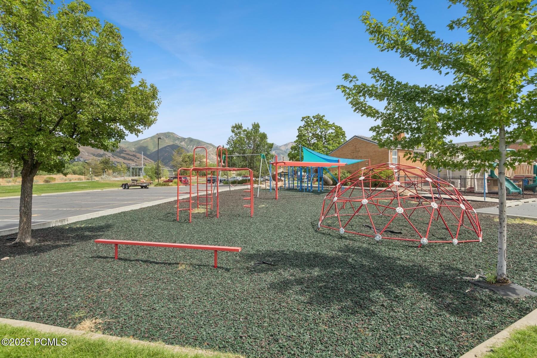 49_Neighboring-Hillcrest-Park_1800x1200_