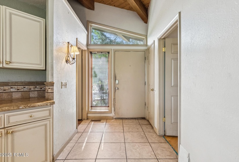 20_Entryway_1800x1200_4259439