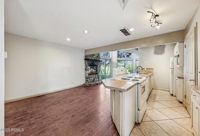 3_Kitchen-Dining_1800x1200_4259424