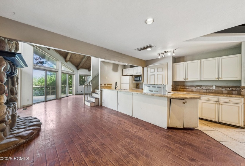 4_Kitchen-Dining_1800x1200_4259426