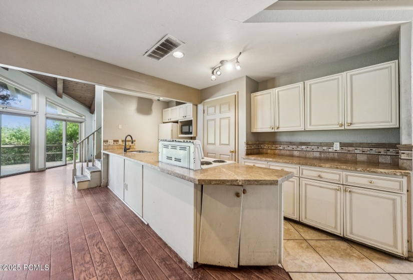 5_Kitchen-Dining_1800x1200_4259425