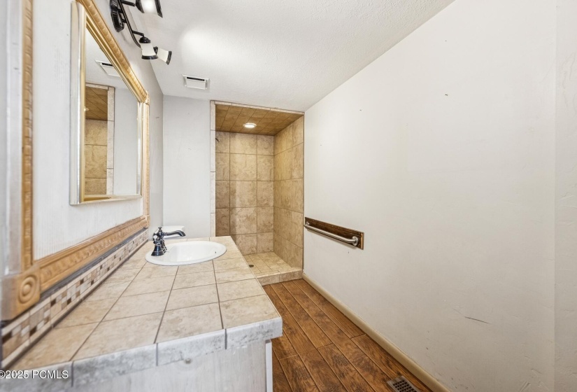 8_Bathroom_1800x1200_4259428