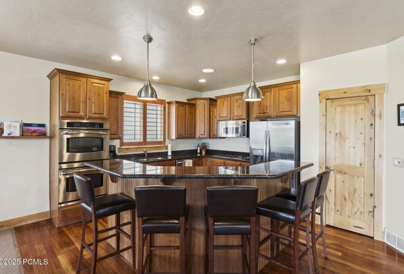 28_Kitchen-Dining_1800x1200_4257375