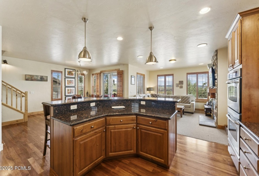 29_Kitchen-Dining_1800x1200_4257377