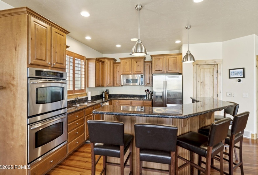 31_Kitchen-Dining_1800x1200_4257379
