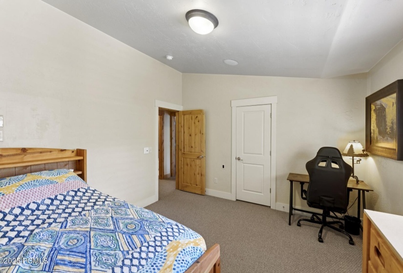 37_Bedroom_1800x1200_4257391