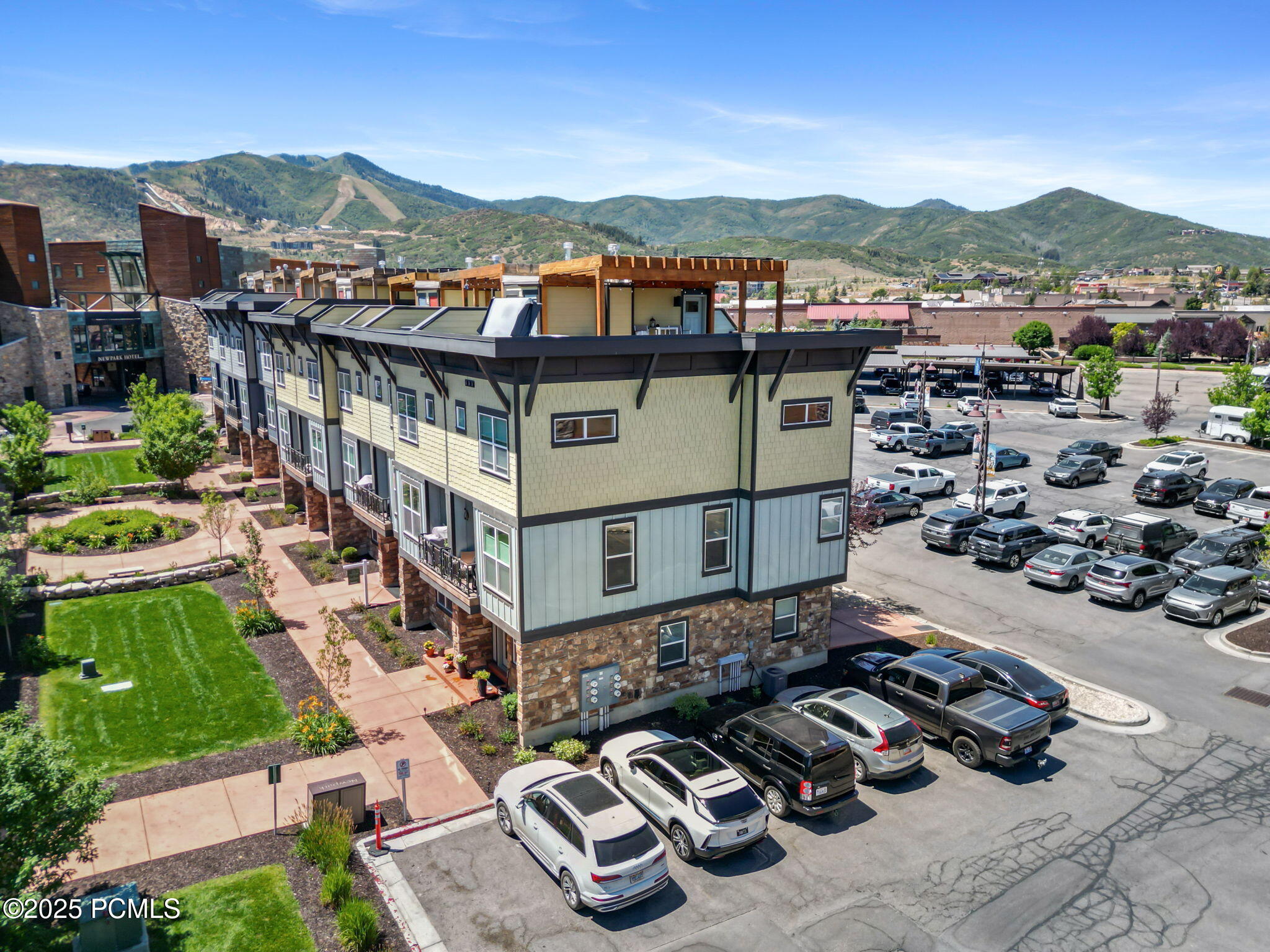 25-web-or-mls-1370 Center Dr-1