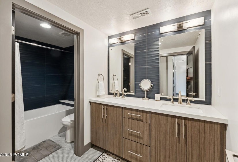 24_Bathroom_1800x1200_4262416