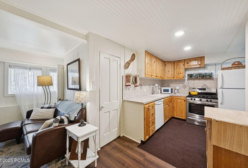 Apt kitchen