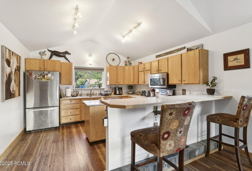 9_Kitchen-Dining_1800x1200_4263950