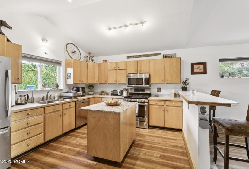 10_Kitchen-Dining_1800x1200_4263954