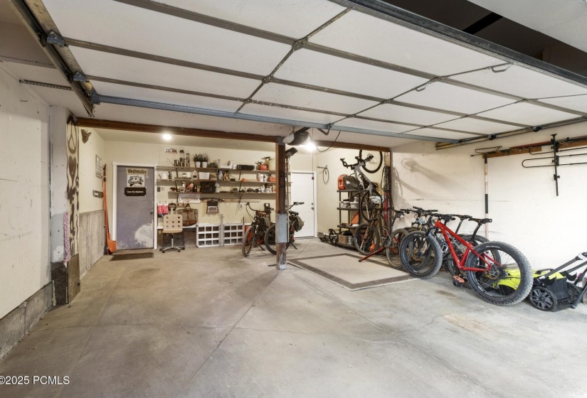 23_Two-Car-Garage_1800x1200_4264034