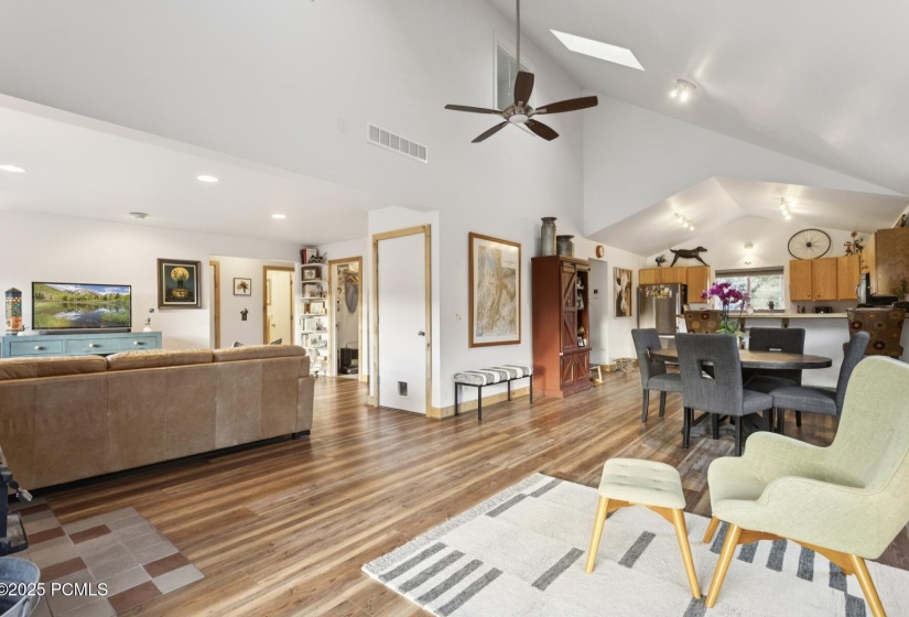 4_Open-Floor-Plan_1800x1200_4263948