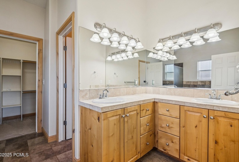 20_Primary-Bathroom_1800x1200_4251639