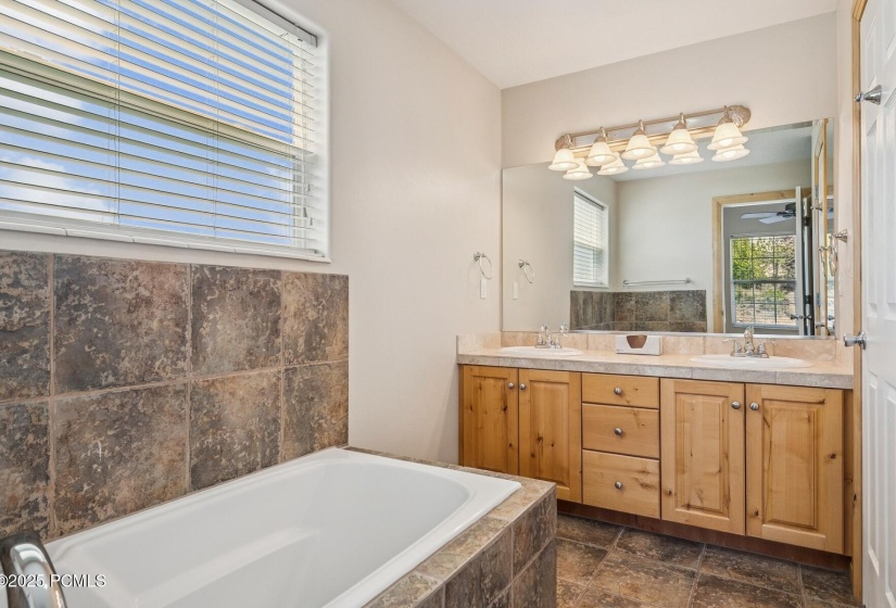 25_Bathroom_1800x1200_4251649