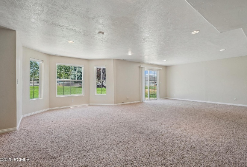 32_Lower-Great-Room_1800x1200_4251659