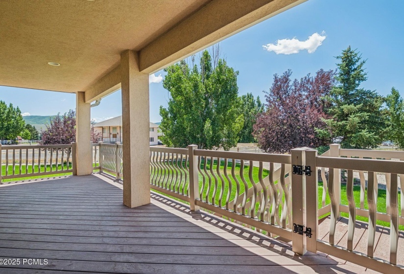 8_Back-Deck_1800x1200_4251666