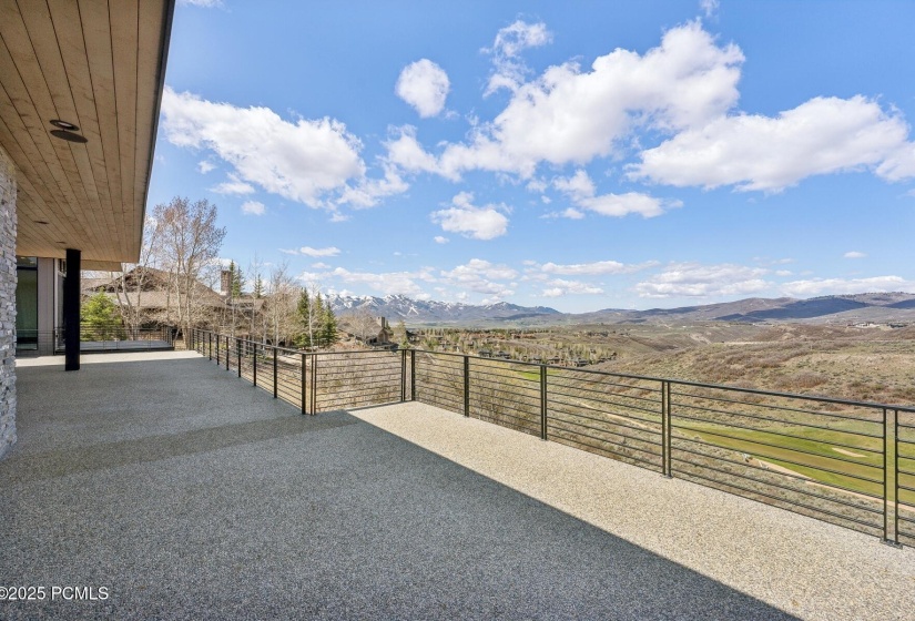 23_Deck-Area_1800x1200_4223863
