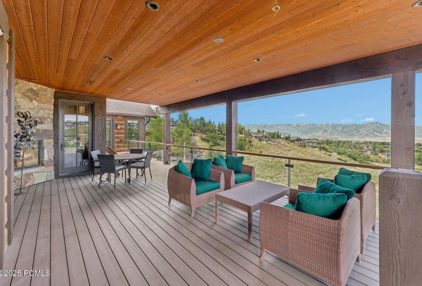 15_Deck-Area_1800x1200_4268019