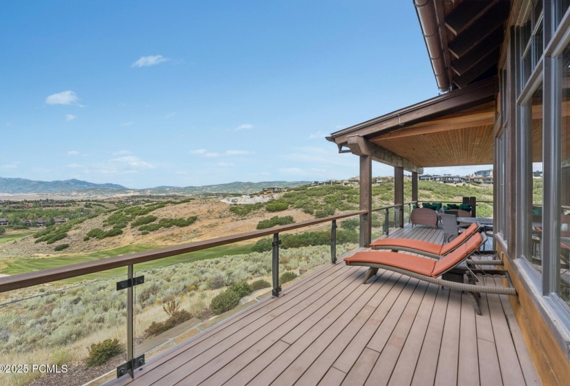17_Deck-Area_1800x1200_4268018