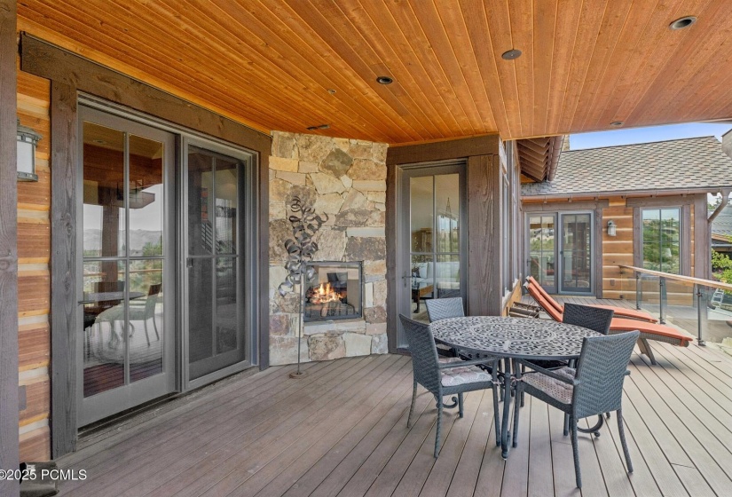 18_Deck-Area_1800x1200_4268016