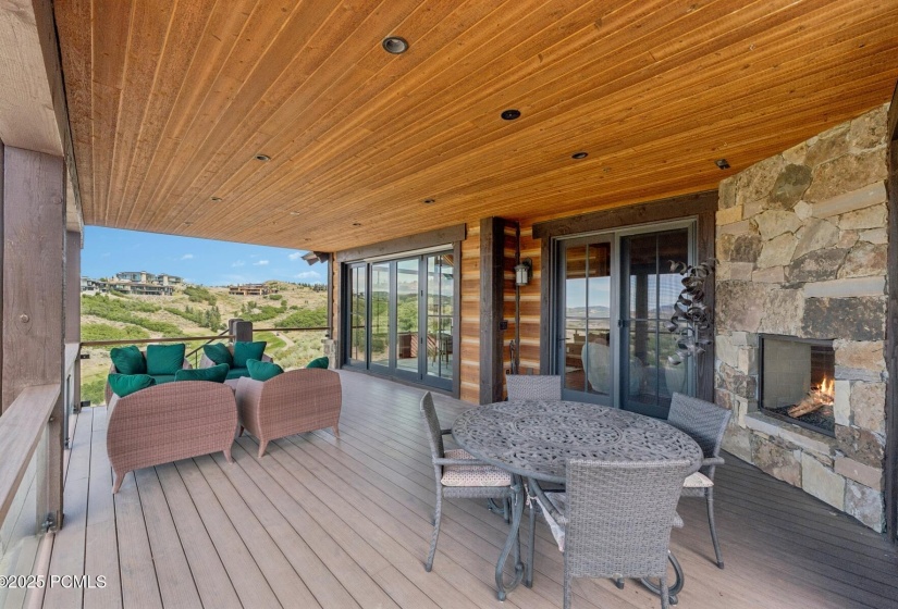 19_Deck-Area_1800x1200_4268017