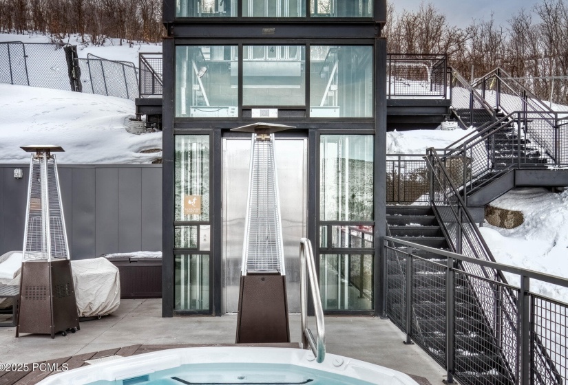 097_kingscrownc202_ski_elevator_view_fro