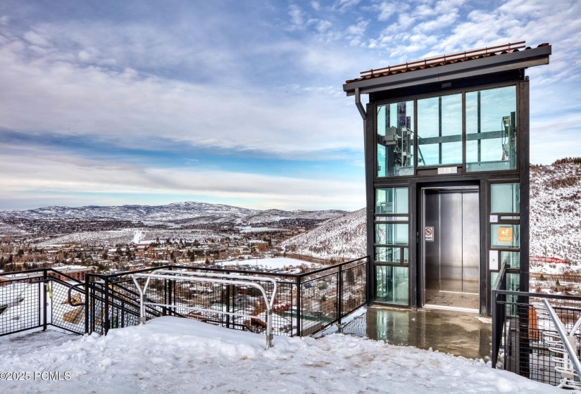 098_kingscrownc202_ski_tower_from_slope_