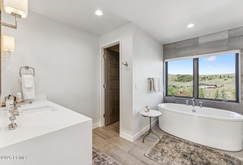 21_Bathroom_1800x1200_4265935