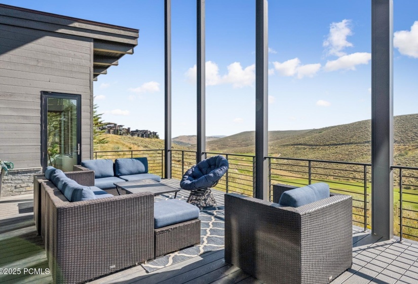 37_Deck-Area_1800x1200_4265946