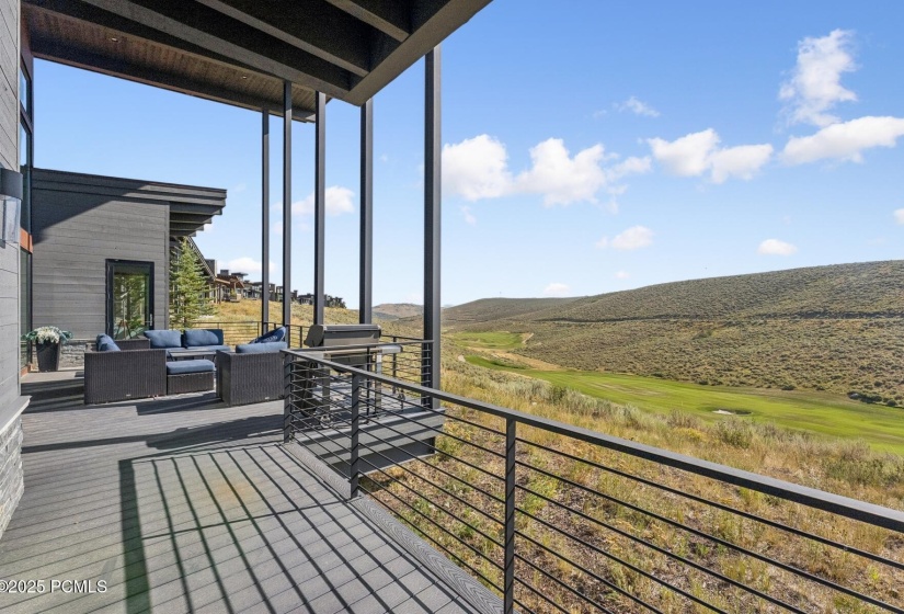 38_Deck-Area_1800x1200_4265944