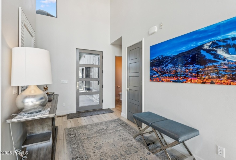 3_Entryway_1800x1200_4265925