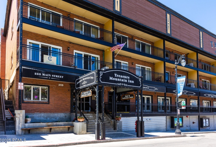 001_09-255mainstreet409_718