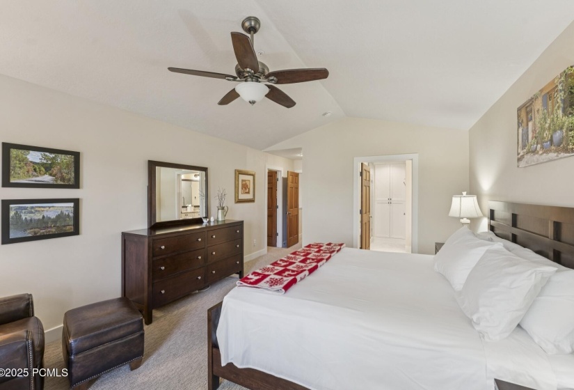 24_Bedroom_1800x1200_4269411