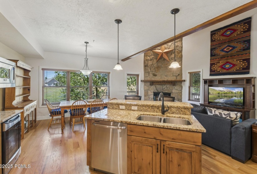 5_Kitchen-Dining_1800x1200_4269389