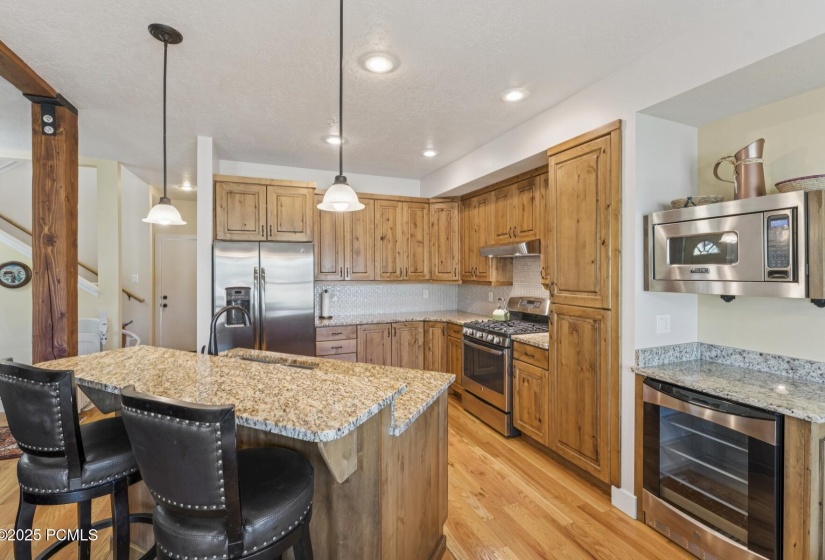 6_Kitchen-Dining_1800x1200_4269392