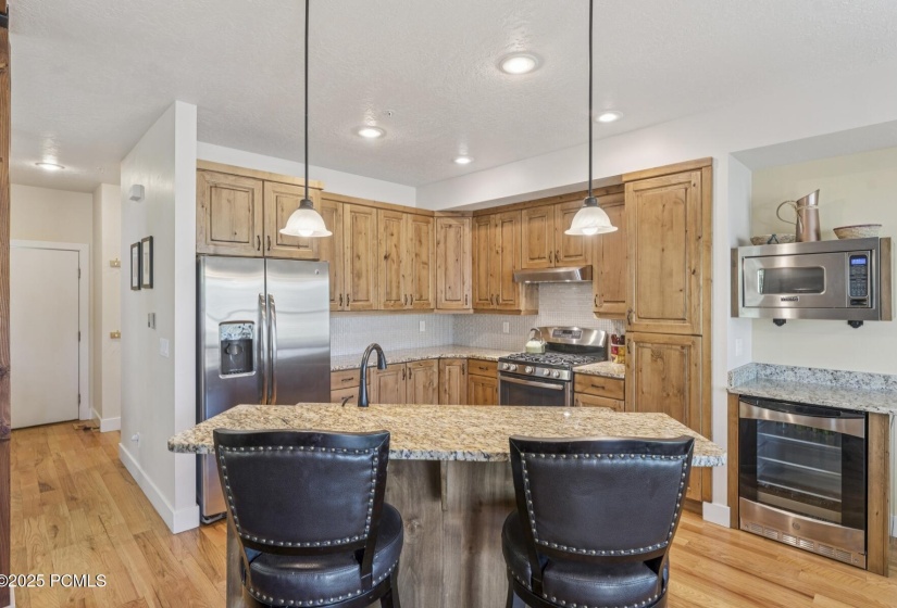 7_Kitchen-Dining_1800x1200_4269390