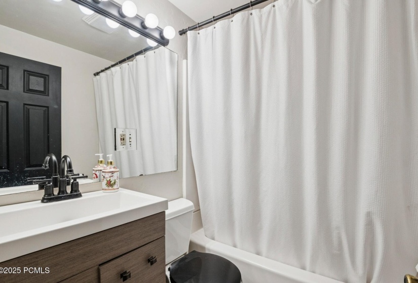 12_Bathroom_1800x1200_4270451
