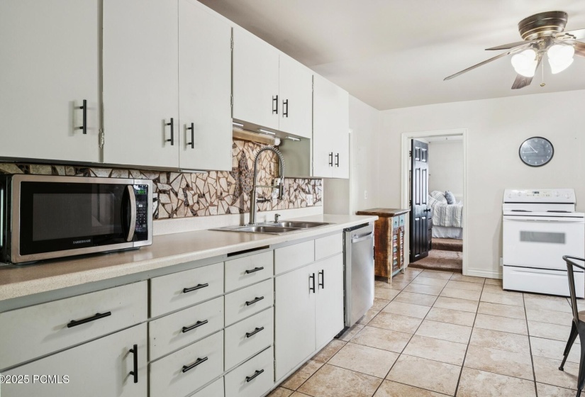 5_Kitchen-Dining_1800x1200_4270444