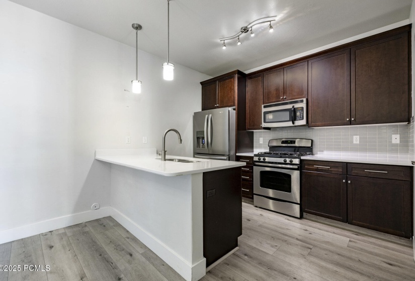 012_170_east_belmont_avenue008_579