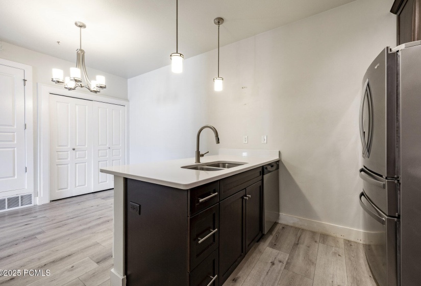 015_170_east_belmont_avenue010_243